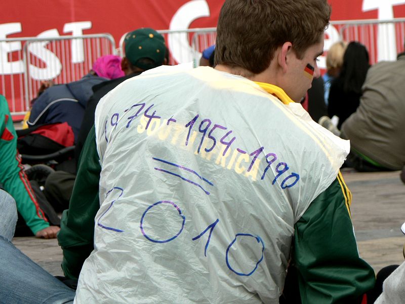 JAR 522.JPG - Fanoušek Němců bohužel nebyl dobrý v matematice, sice správně zná roky, kdy SRN vyhrálo MS, ale ta algebra už trochu vázne - správně by to mělo být 1974 - 1954 + 1990 = 2010. Přesto tento rok, ta to rovnice neplatila.